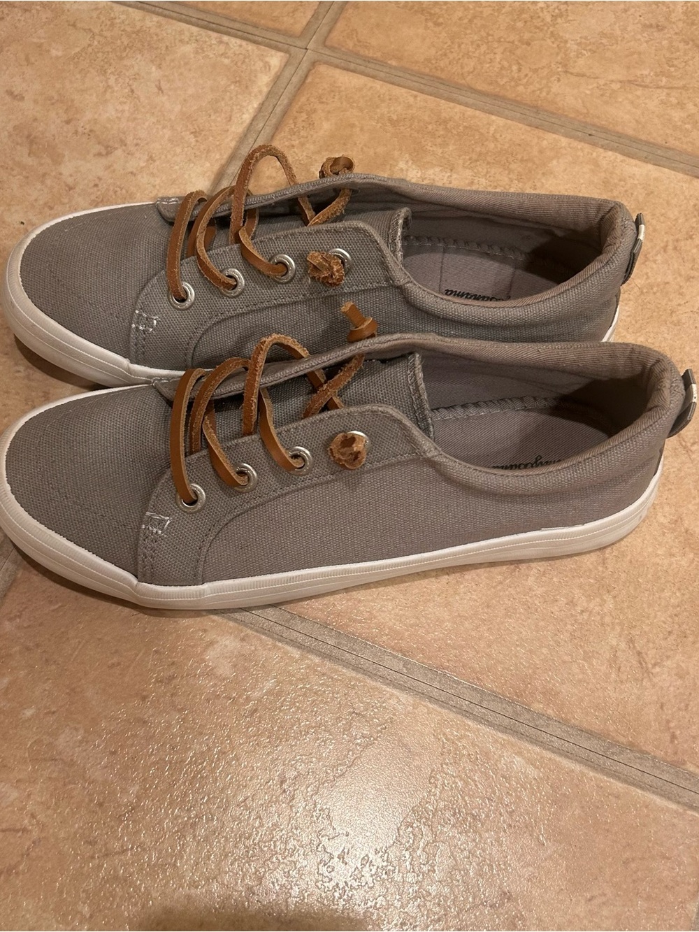 TOMMY BAHAMA Women’s Gray Canvas Sneakers with Tan Brown leather Laces - Picture 2 of 4